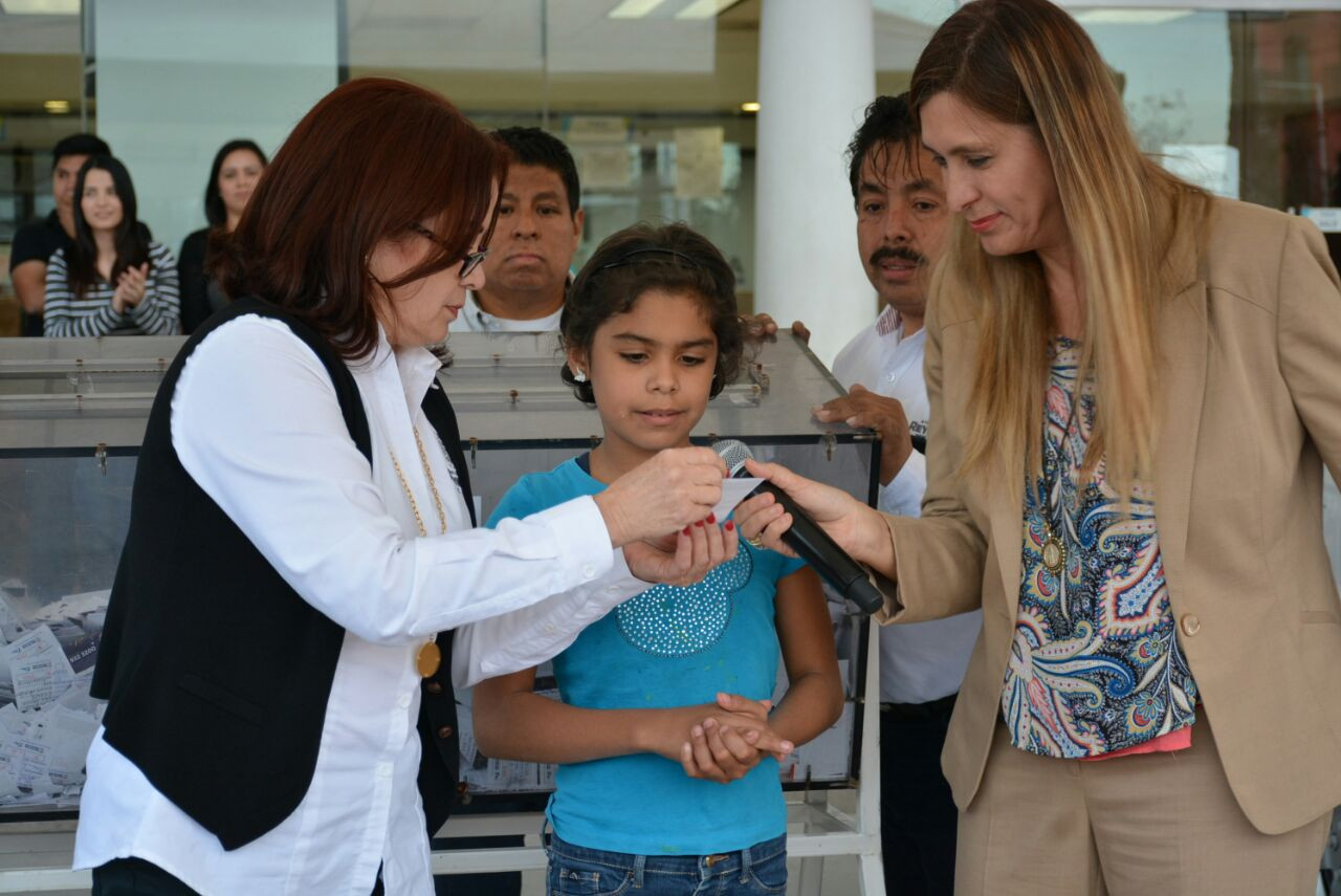 Ganadora del auto por pago puntual del Predial 