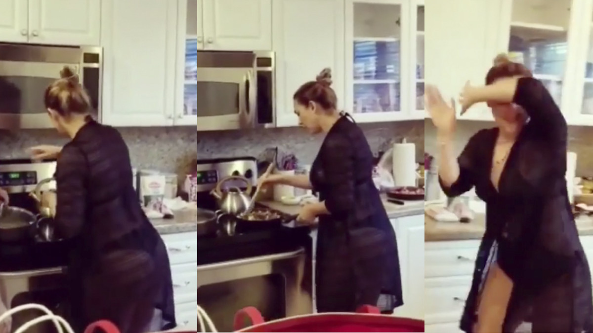 Aracely Arámbula cocinando con sexy bikini