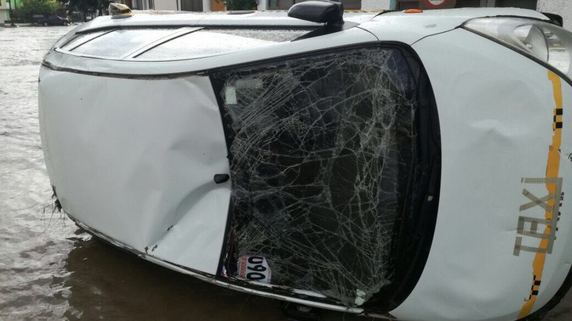 Corriente arrastra taxi en Madero