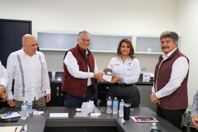 Secretario de Salud entrega 30 videocámaras verificadores de la COEPRIS