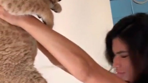 Modelo rusa es orinada por su cría de león