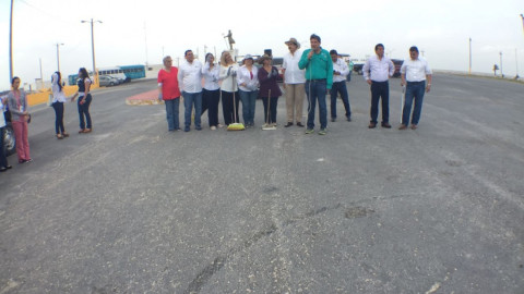 Autoridades y estudiantes limpian la playa Bagdad