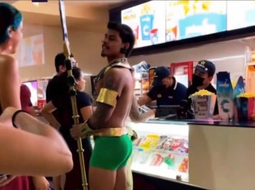 Hombre disfrazado de Namor se vuelve viral 