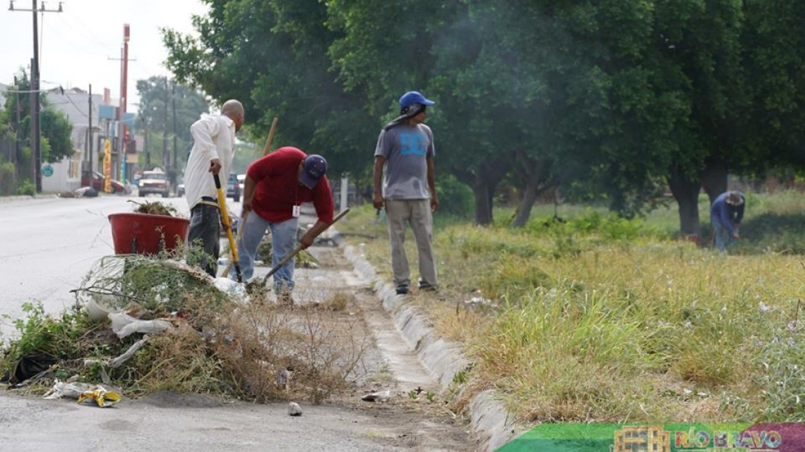 Realizan trabajos de limpieza en calle Coahuila Norte