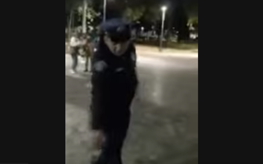 Policía apunta con arma a un perrito y causa indignación