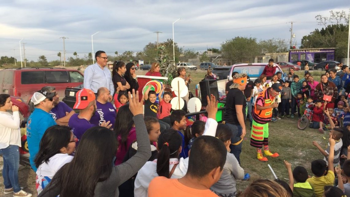 Entregan 600 juguetes y roscas