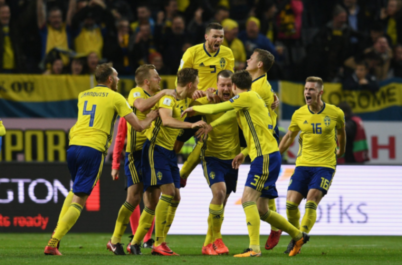 Suecia pega primero y complica el pase a Italia
