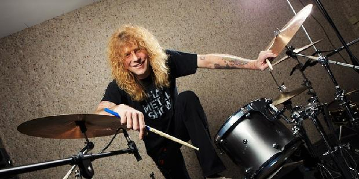 Steven Adler es hospitalizado tras apuñalarse a sí mismo