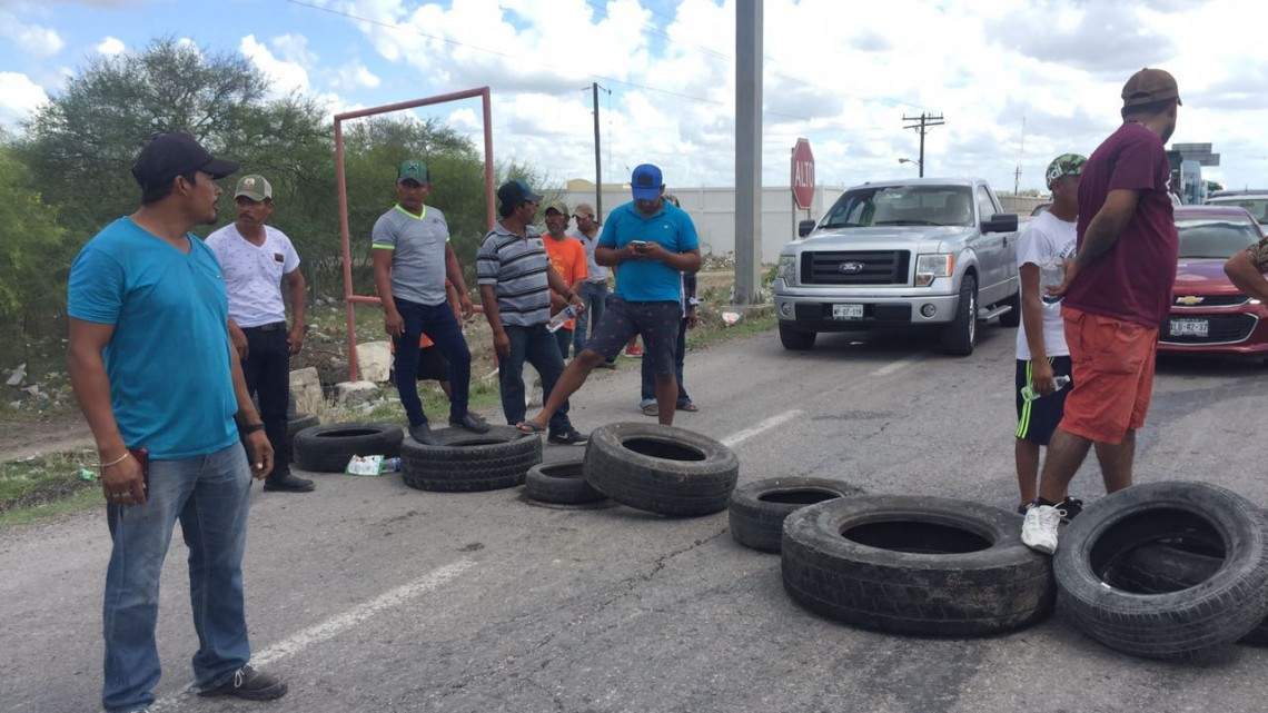 Bloquean pescadores carretera Matamoros-Victoria