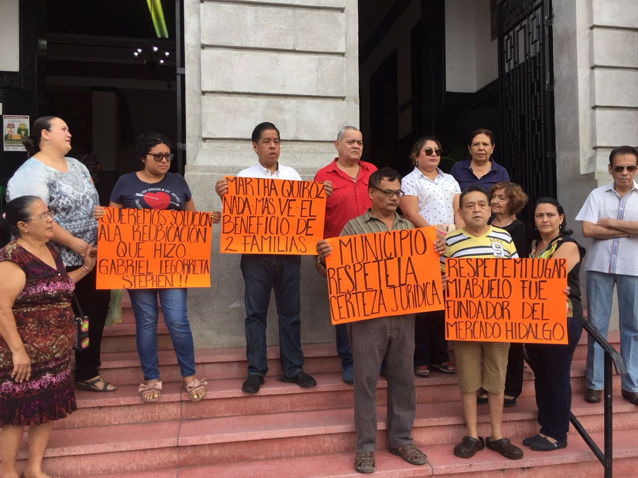 Protestan locatarios de mercados municipales contra la administradora