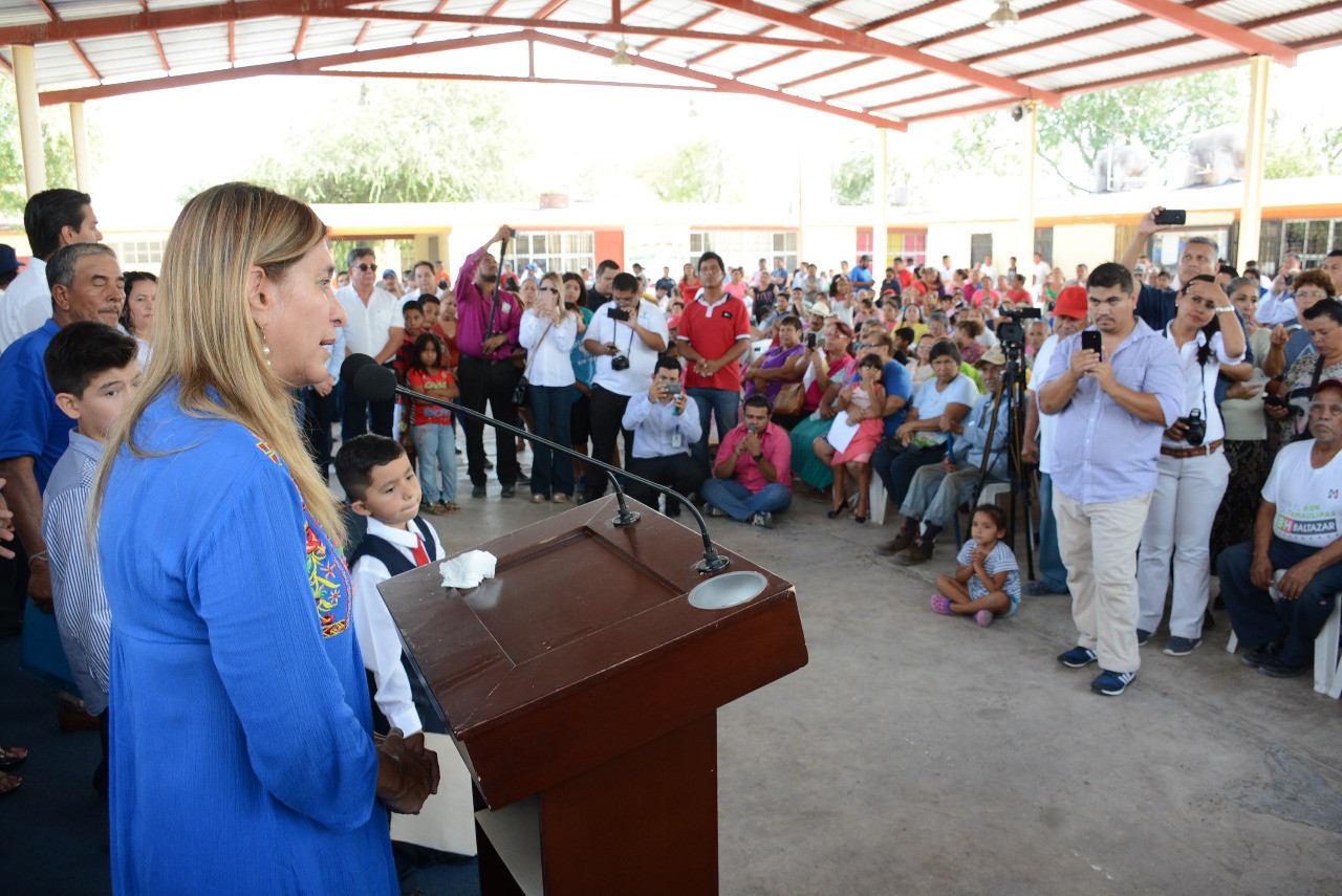 Escucha alcaldesa a habitantes de la Benito Juárez