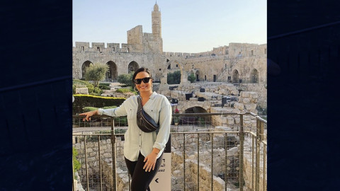 Demi Lovato es bautizada en el Río Jordán