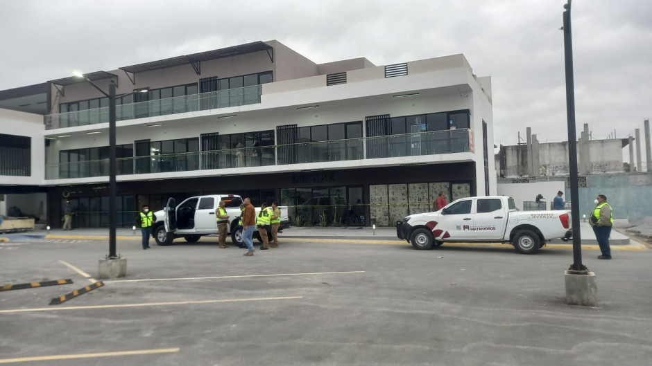 Protección Civil clausura plaza comercial recién inaugurada 