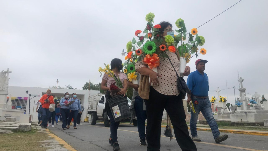 Entre flores, música y comida ofrendan a sus muertos