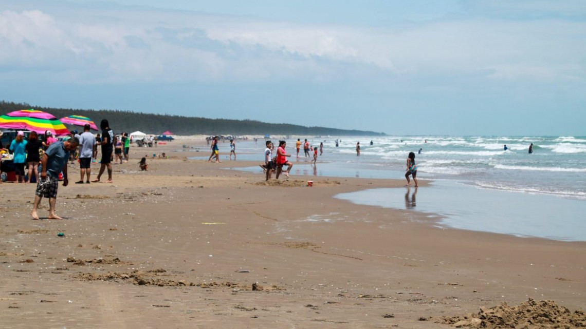 Cientos de turistas se dan cita en playa Tesoro