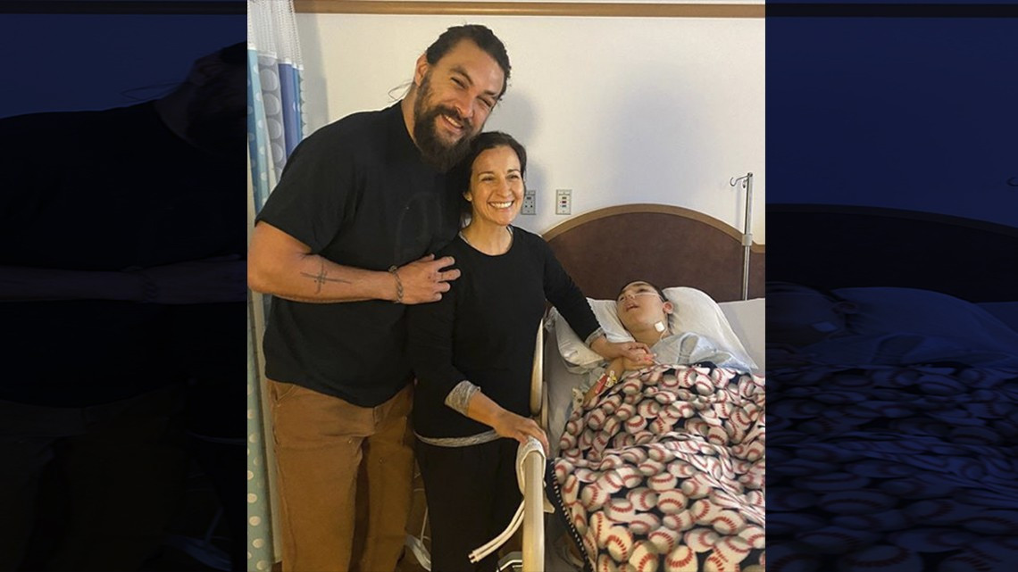 Jason Momoa sorprende a niños en hospital infantil de Pittsburgh