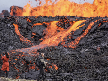 Volcán entra en erupción cerca de la capital de Islandia