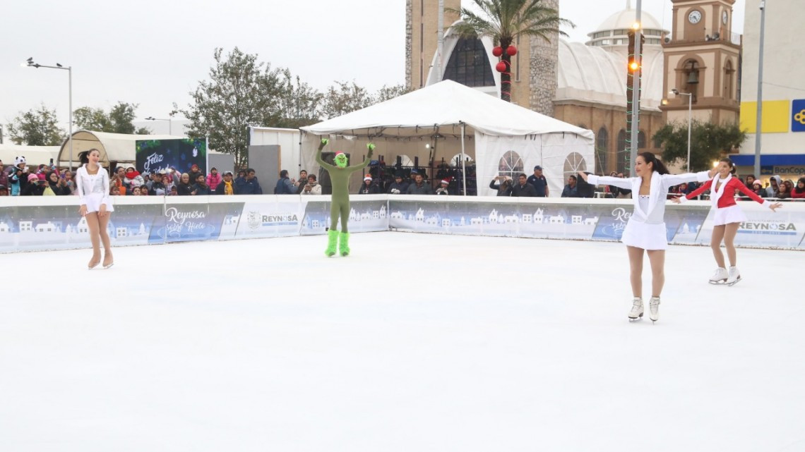 Familias disfrutan de espectacular Patinaje Artístico