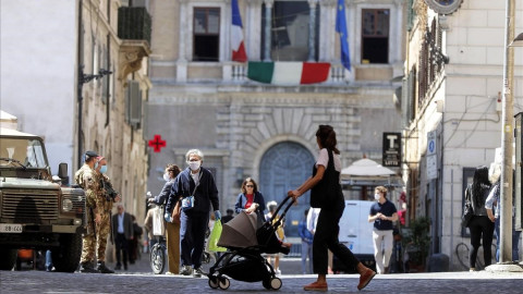 Por sexta semana consecutiva, aumentan casos de COVID-19 en Italia 