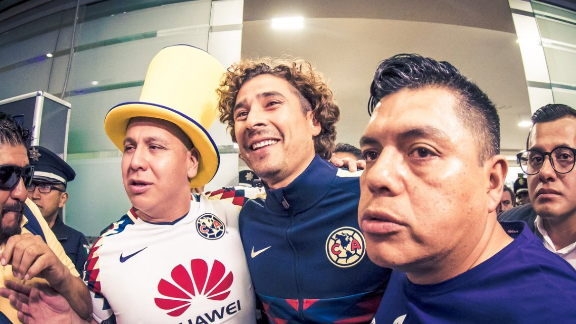 Así recibieron a Guillermo Ochoa en el aeropuerto de la Ciudad de México