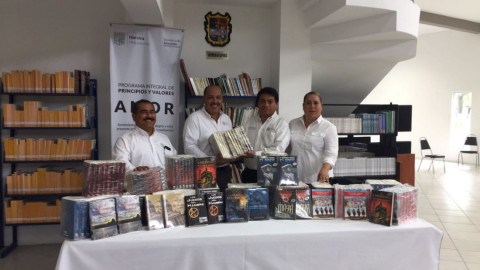 Donan 200 libros a la biblioteca municipal de Matamoros 