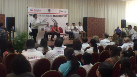 Entregan 400 becas municipales a alumnos