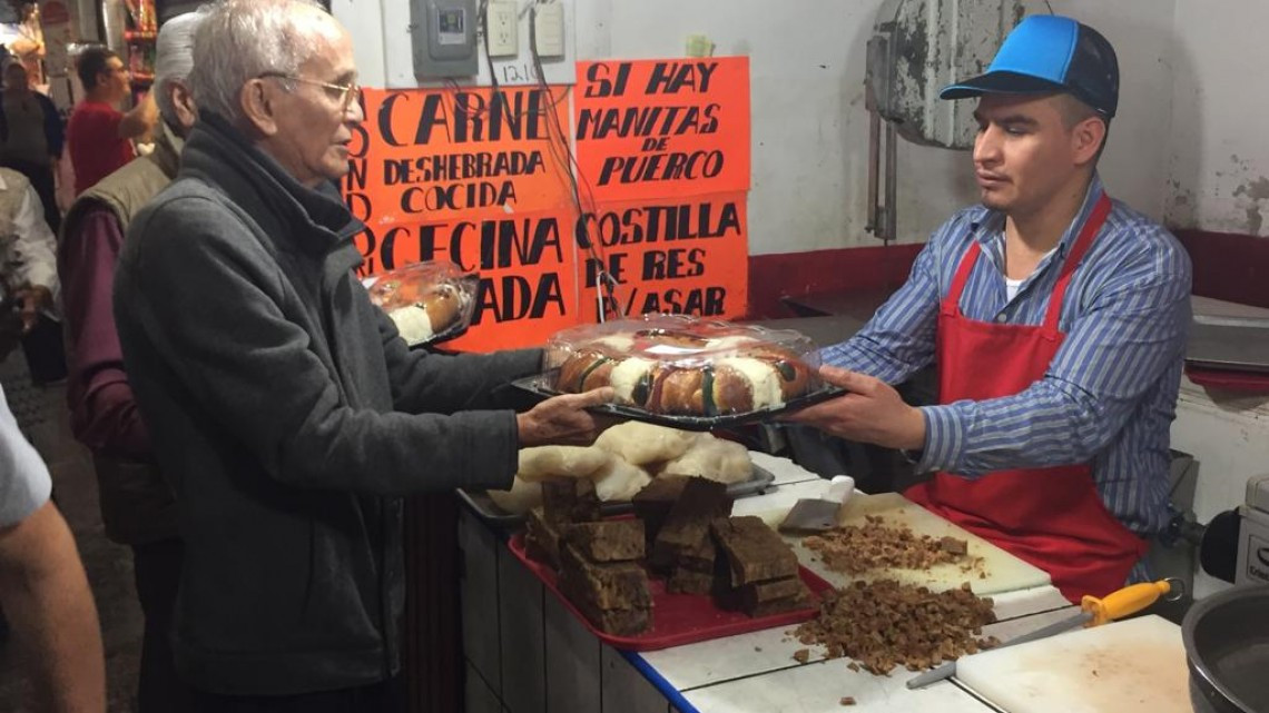 Entregan roscas a locatarios del Mercado “18 de Marzo”