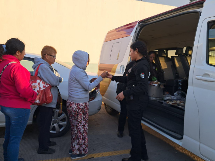 Entrega Guardia Estatal de Género alimentos y bebidas calientes en hospital de Tampico