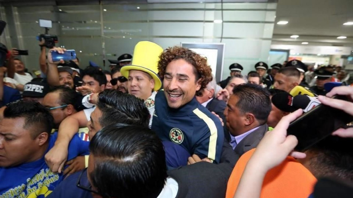 Así recibieron a Guillermo Ochoa en el aeropuerto de la Ciudad de México
