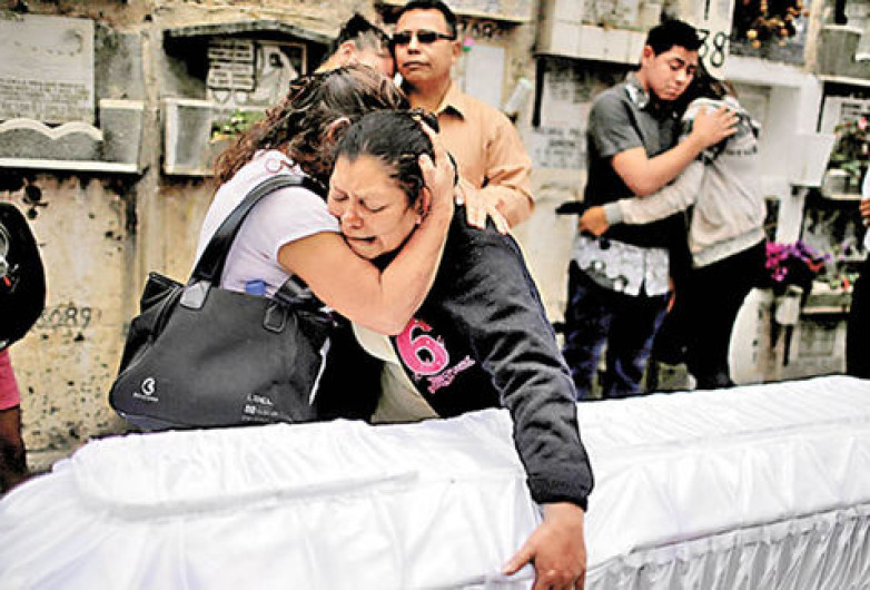 Familiares inician doloroso sepelio de las 37 víctimas de incendio en Guatemala 