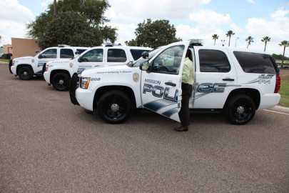 Departamento de Policía de Mission repartió más de 1,000 mochilas con útiles escolares