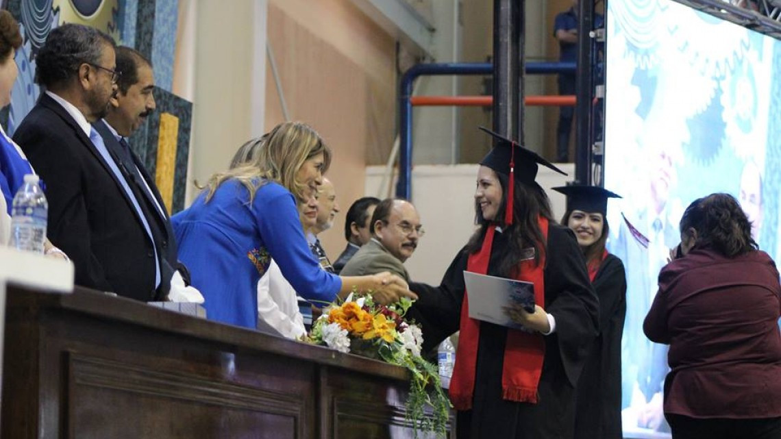 Maki felicita a graduados de CETIS No. 71