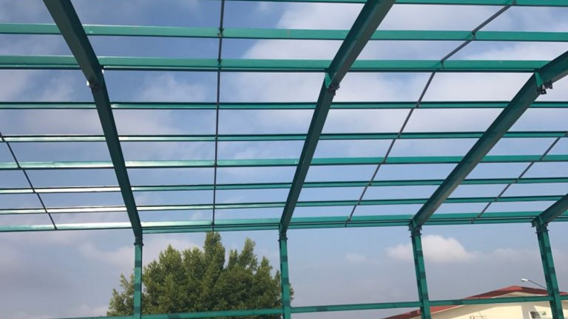 Construcción de techumbre escolar sigue en marcha