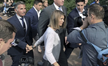 Lori Loughlin y su esposo se declaran culpables
