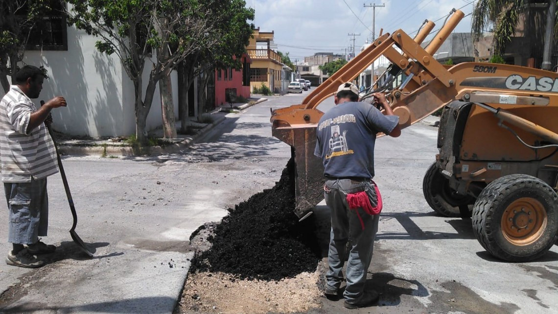 Reparan cuadrillas municipales asfalto en Fuentes Lomas