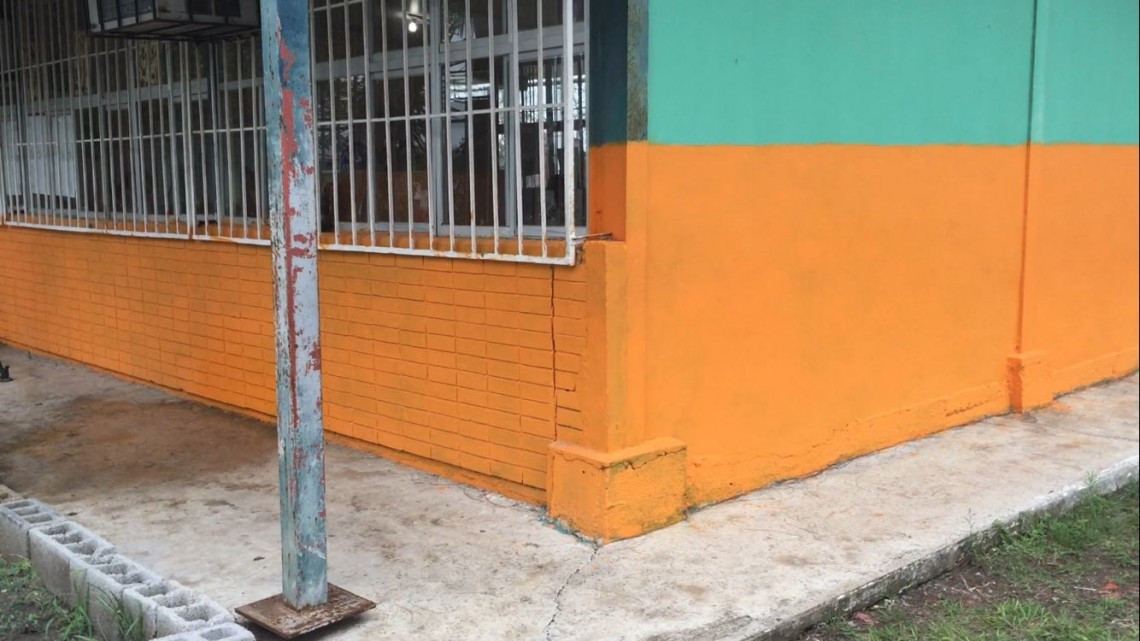 Paredes y pisos se quiebran en escuela primaria que se hunde