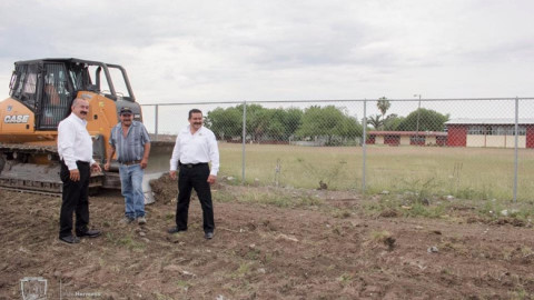 Supervisan construcción de canaleta