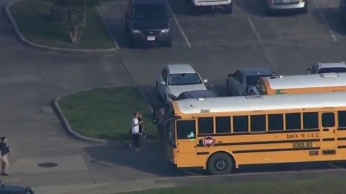 Se registra tiroteo en la escuela Santa Fe de Texas; hay un detenido 