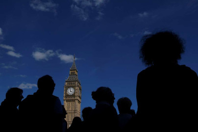 Ciudadanos se reúnen en el Big Ben para escuchar su ultimo campaneo 