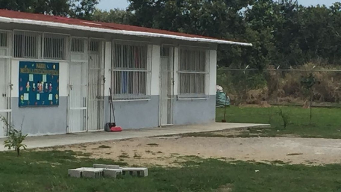 Maestros, padres y alumnos hacen colecta para ampliar salones de clase 