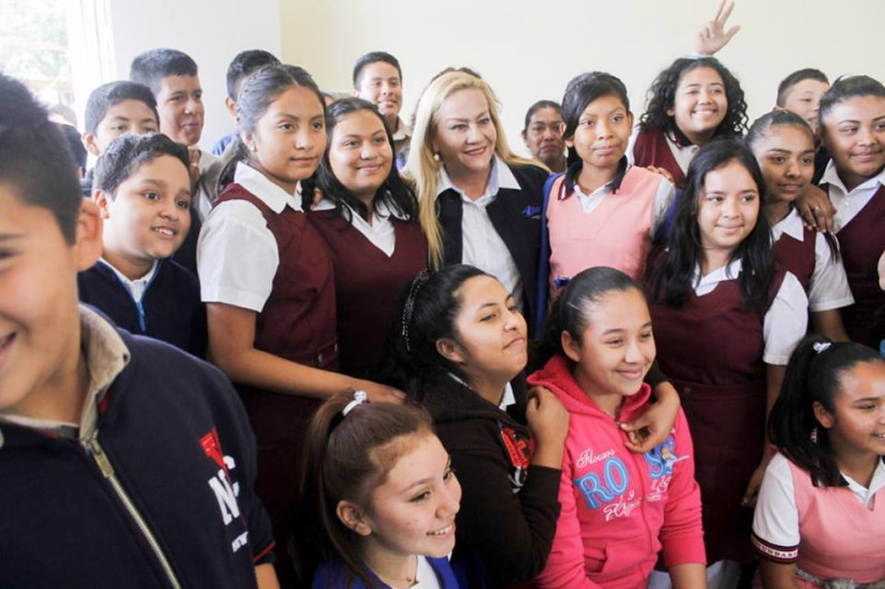 Asiste alcaldesa a entrega de apoyos en escuela