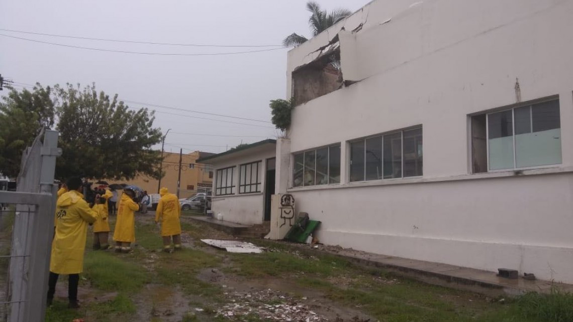 Lluvia genera colapso de techo del Centro de Salud de Tampico