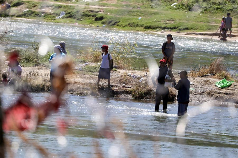 Frontera de Texas recibe nueva ola masiva de migrantes y registra dos muertes