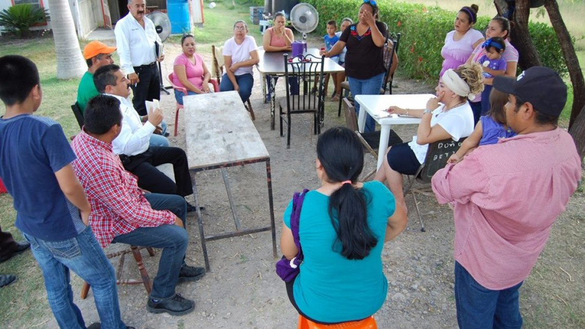 Alcalde visita a vecinos de colonia Humberto Treviño