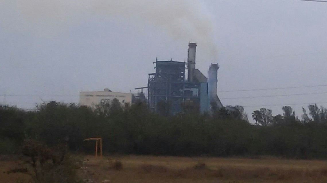 Bloquean acceso a la termoeléctrica de la CFE por presunta contaminación