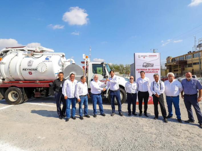 Refuerza el Alcalde Carlos Peña Ortiz labor de COMAPA con entrega de camión Vactor