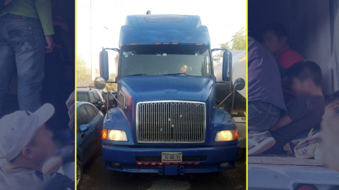 Rescatan a 137 migrantes que viajaban en caja de tráiler