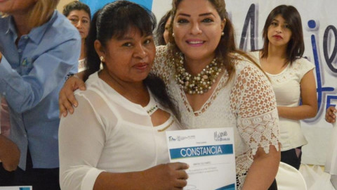 Rosy Corro entrega constancias del curso mujeres sostenibles