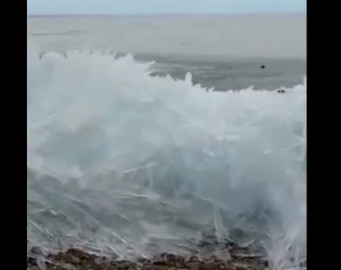 Impresionantes olas congeladas del lago Baikal en Siberia