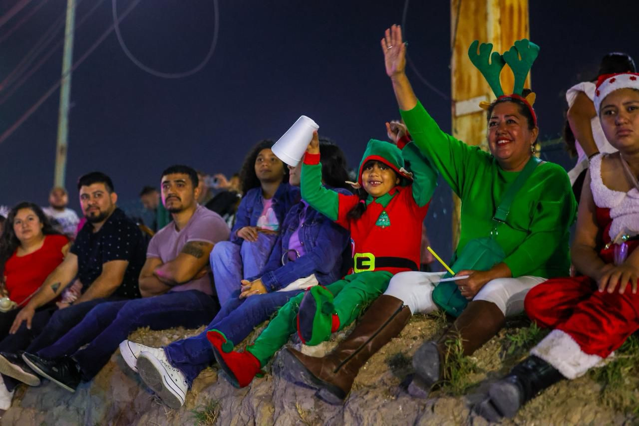 Apreciaron miles de reynosenses el Desfile Navideño 2025 de más de 350 vehículos 